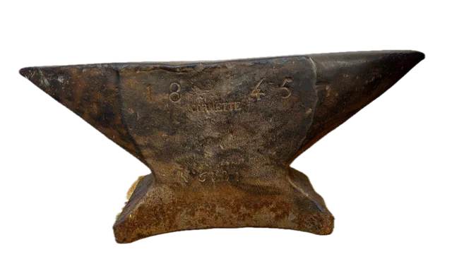 Historischer Amboss von 1845 in der Werkstatt